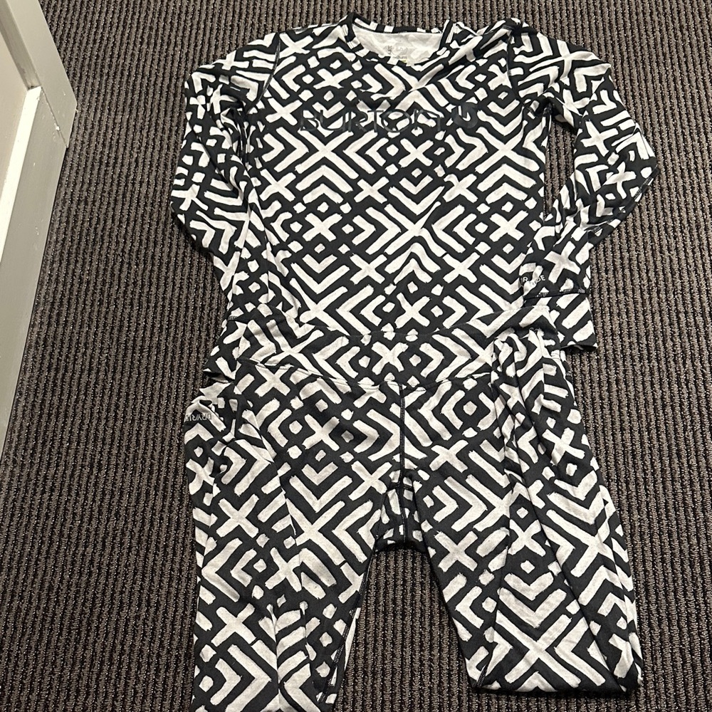 Burton Black and White Patterned set